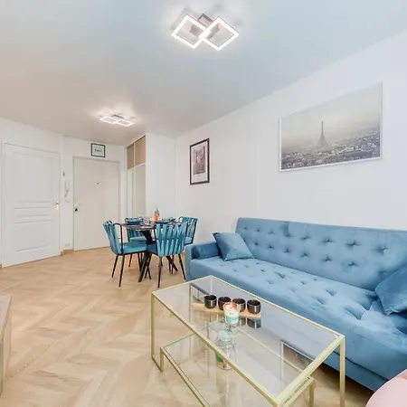 Amazing In A Park Overlooking Paris Apartment *